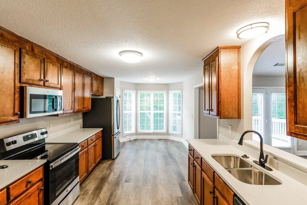 595 Embassy Walk - Photo 6 of 17