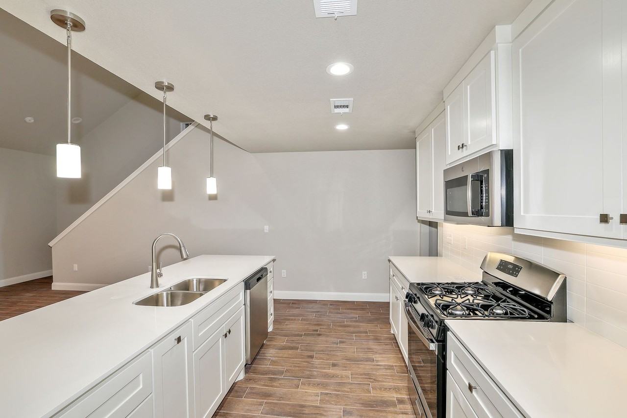 7617 Woodford Ave - Photo 2 of 28