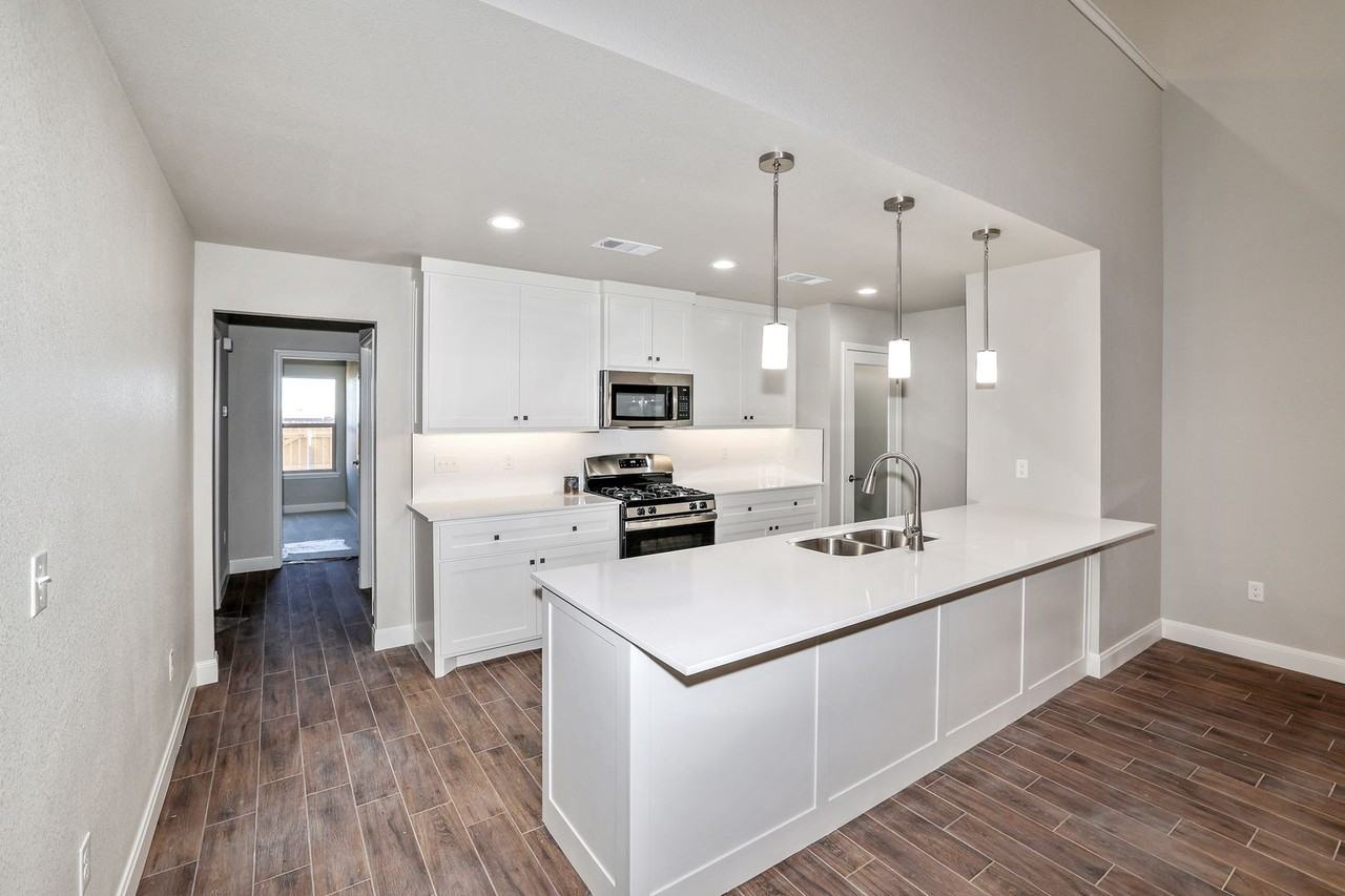 7617 Woodford Ave - Photo 3 of 28
