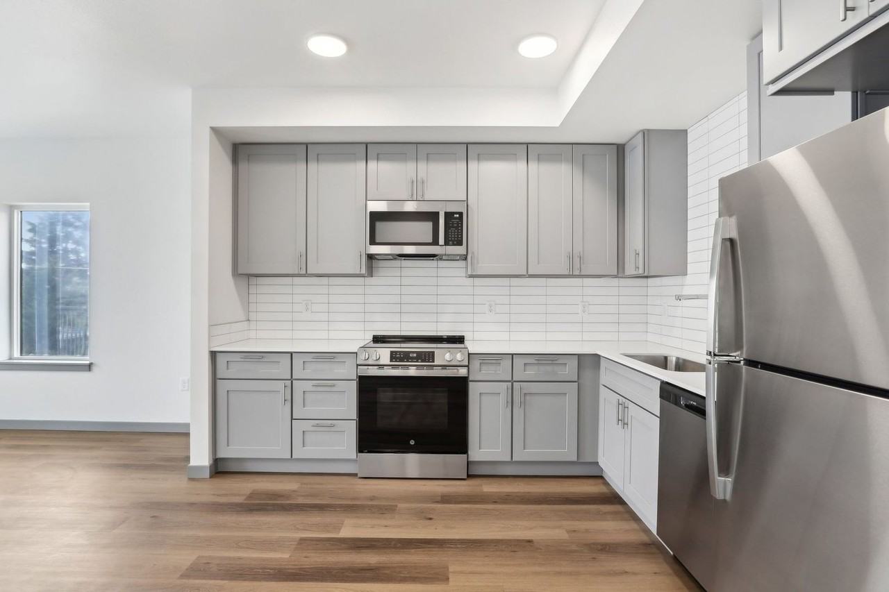 Grand Vista Apartments - Photo 4 of 7