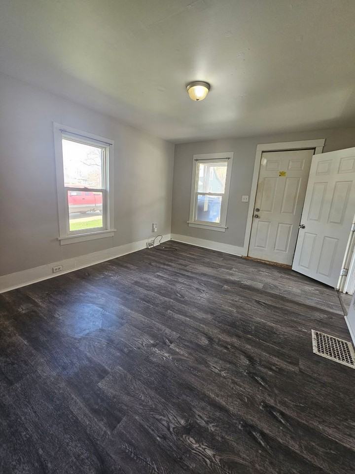 1161 22nd St - Photo 5 of 10