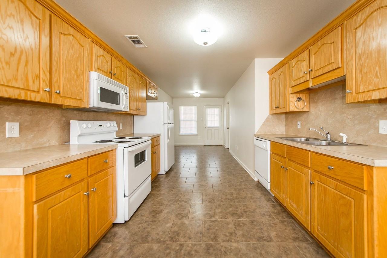 417 Scott St - Photo 6 of 17