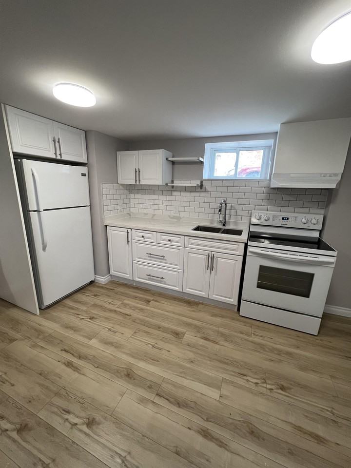 844 Sherbrooke St Lowr - Photo 3 of 28