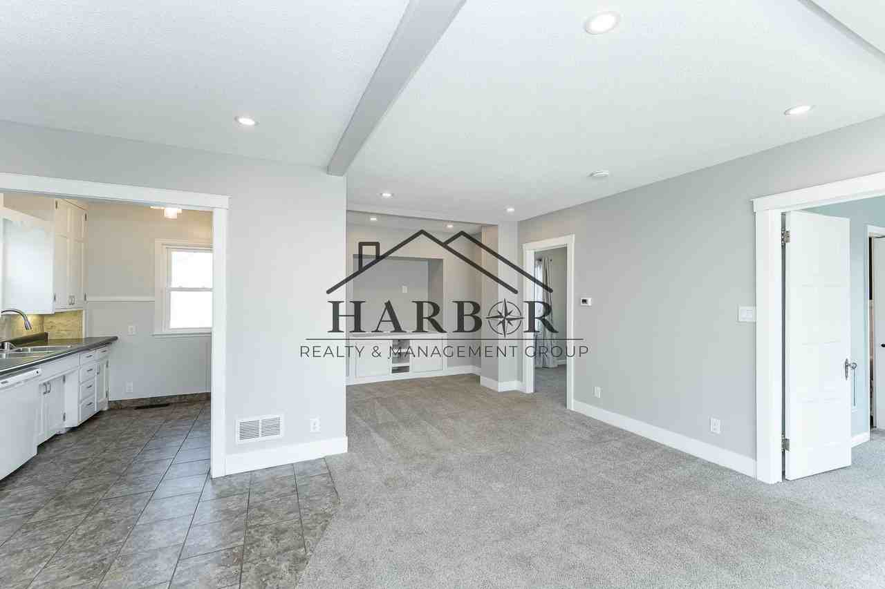 423 11th St Se - Photo 3 of 17