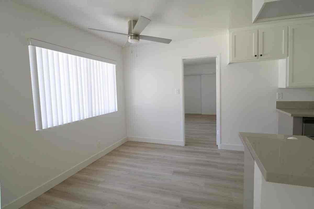 2544 W Winston Rd - Photo 2 of 23