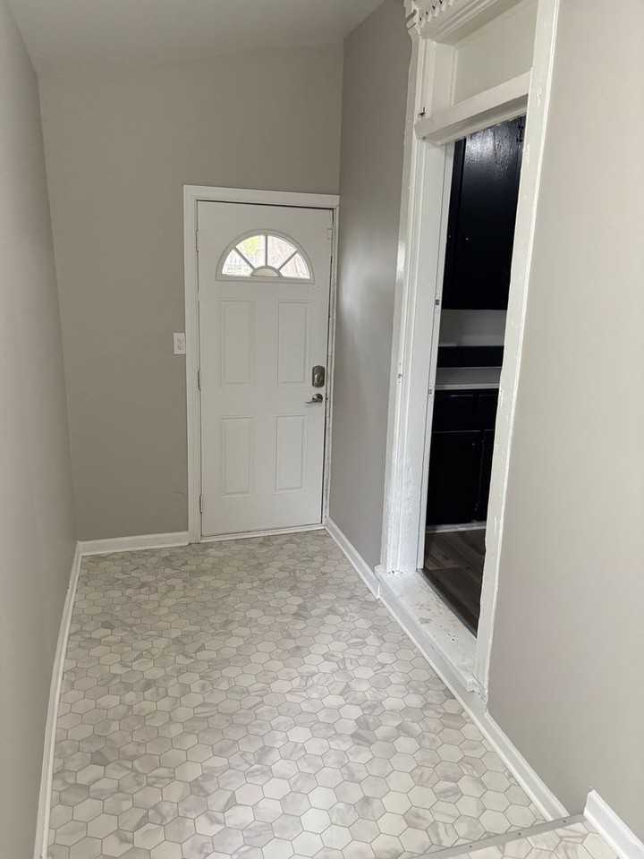 414 414 N Pitt St - Photo 7 of 14