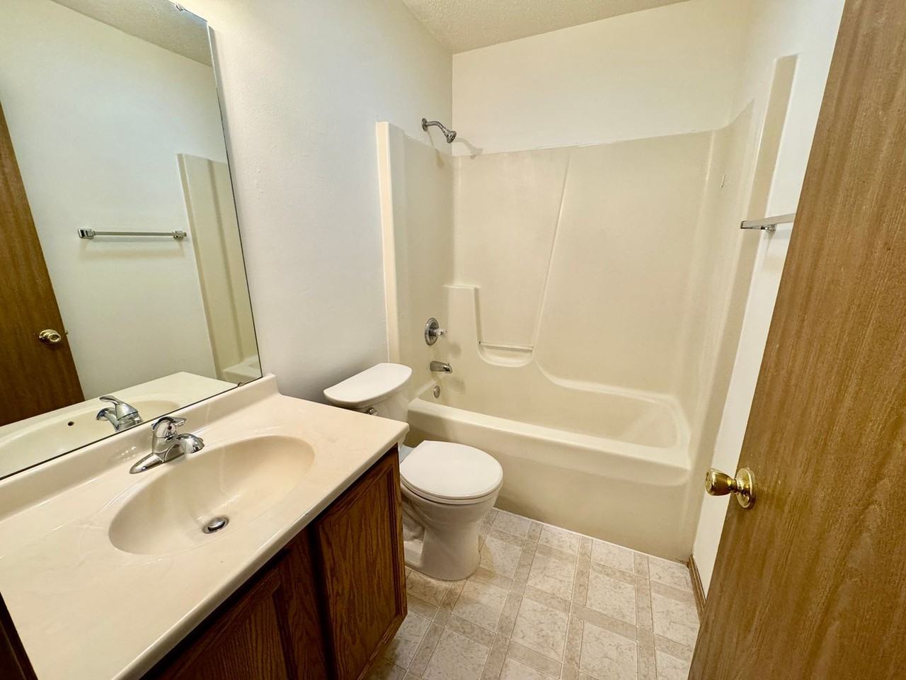Two bedroom, 1 bathroom, Patio - Photo 6 of 11
