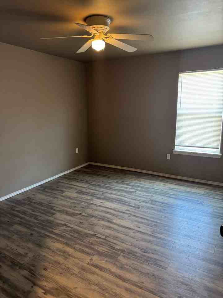 3411 E 16th St - Photo 4 of 9