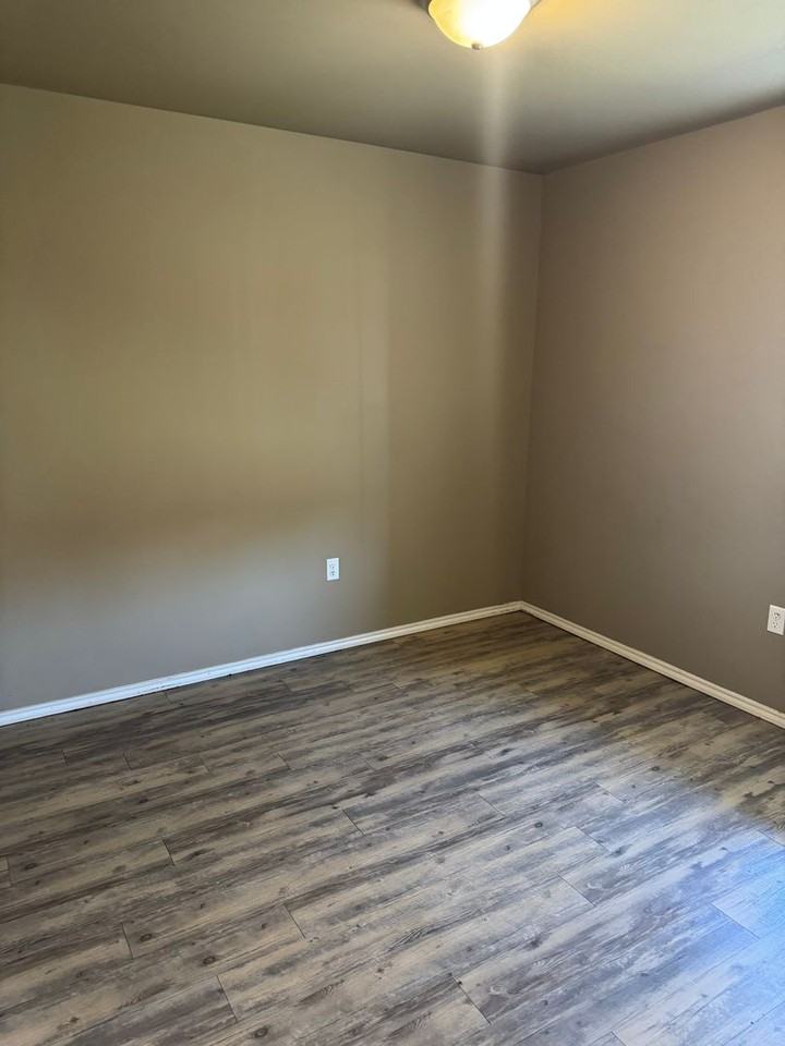 3411 E 16th St - Photo 5 of 9