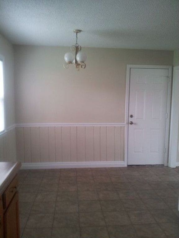 7028 Hunter St - Photo 4 of 9