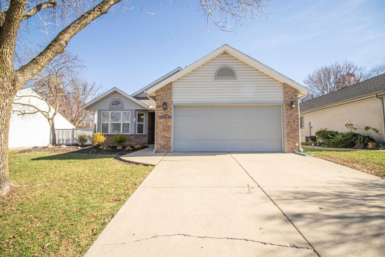 1721 Sandpiper Ct S - Photo 2 of 26