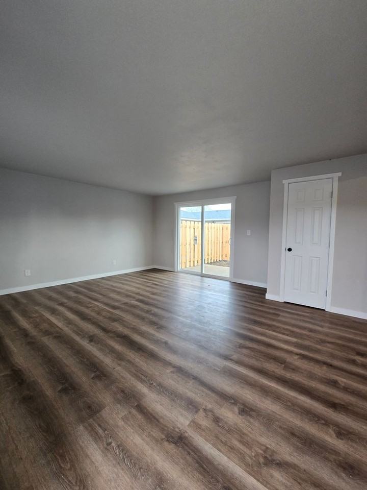 Oak Street Fourplex - Photo 2 of 18