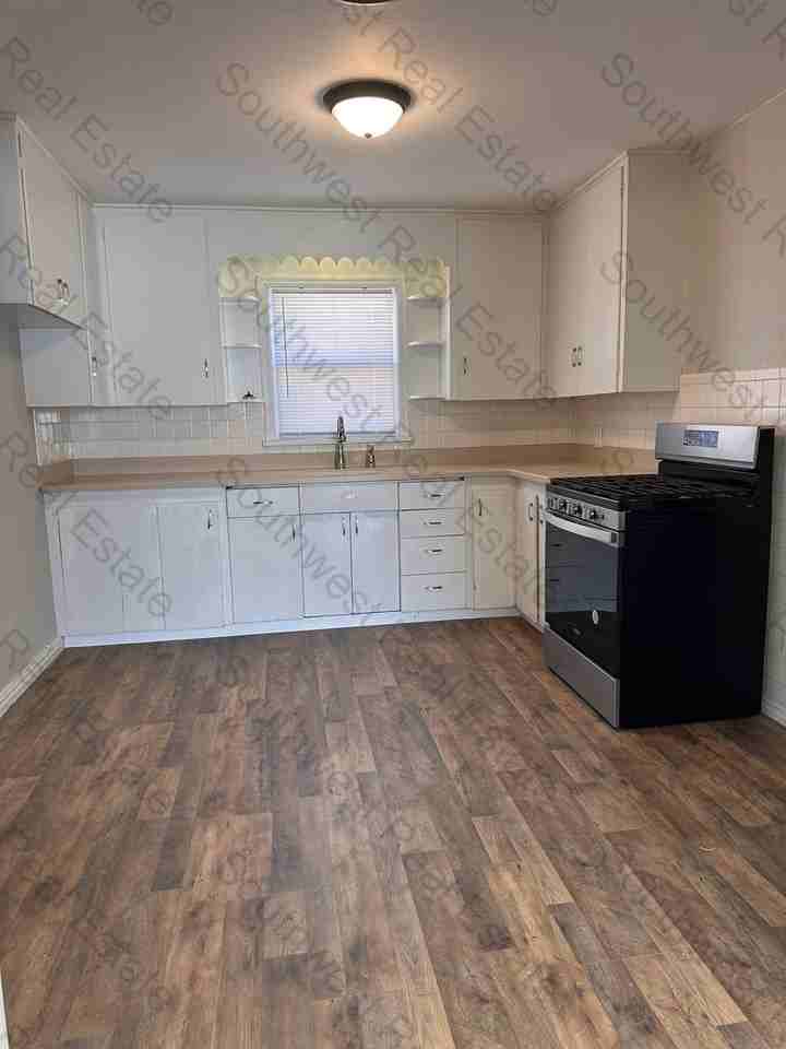 2409 Gidding St - Photo 2 of 14