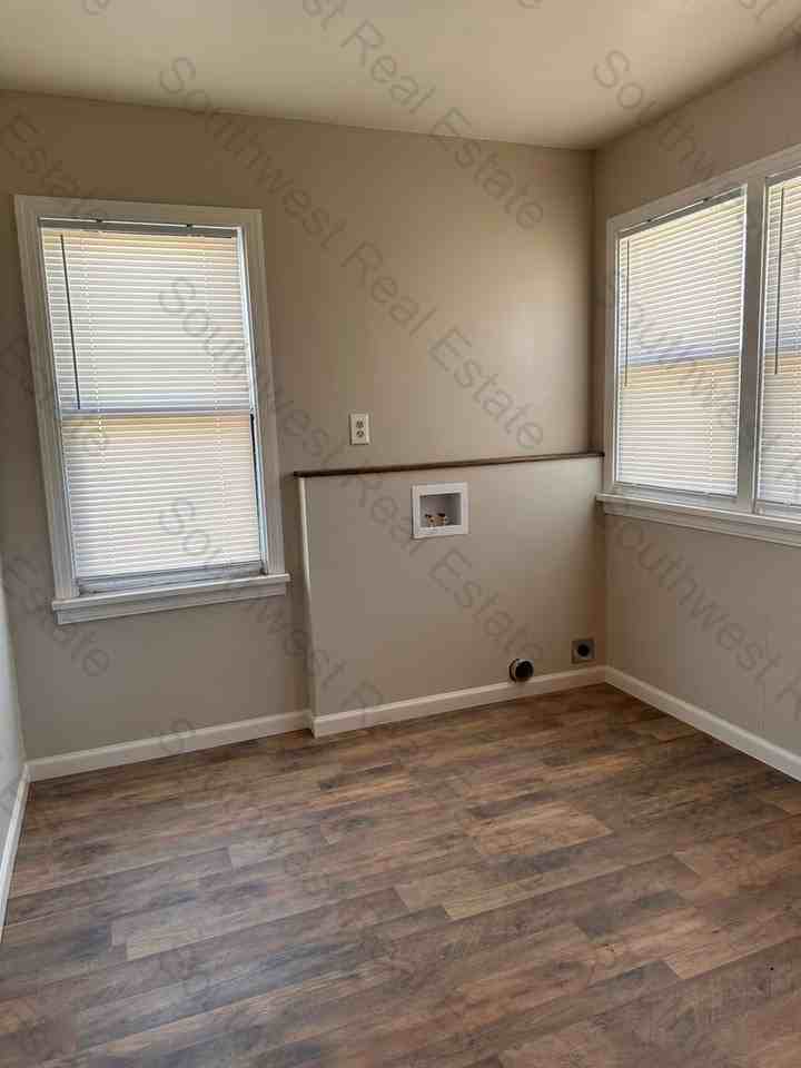 2409 Gidding St - Photo 6 of 14