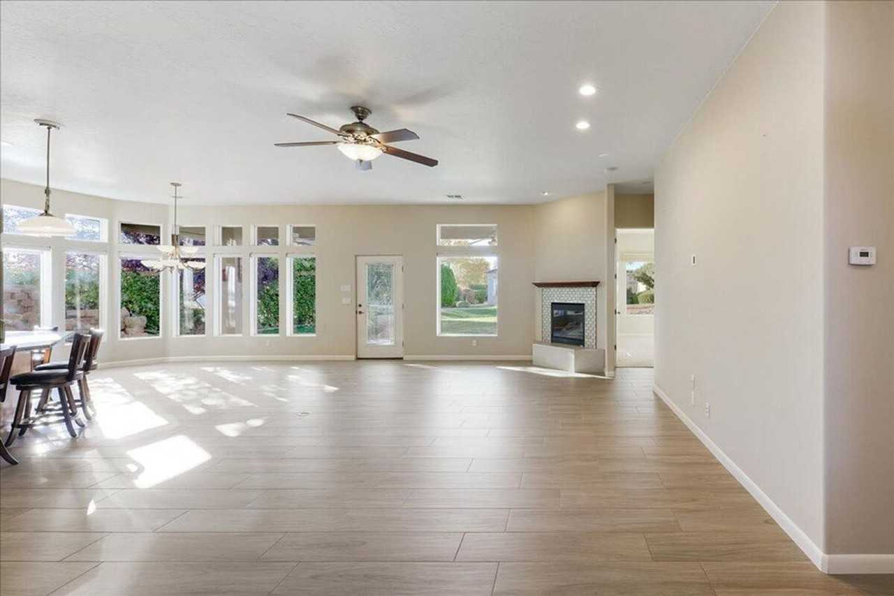 1031 W Hillview Dr - Photo 4 of 23