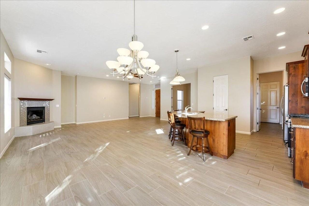 1031 W Hillview Dr - Photo 6 of 23