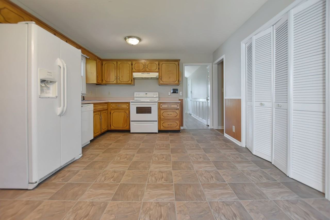 803 Princeton Circle - Photo 6 of 17