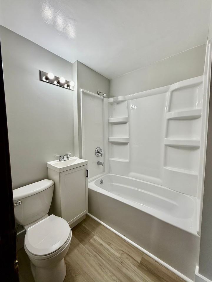 1033 2nd St Se - Photo 2 of 8