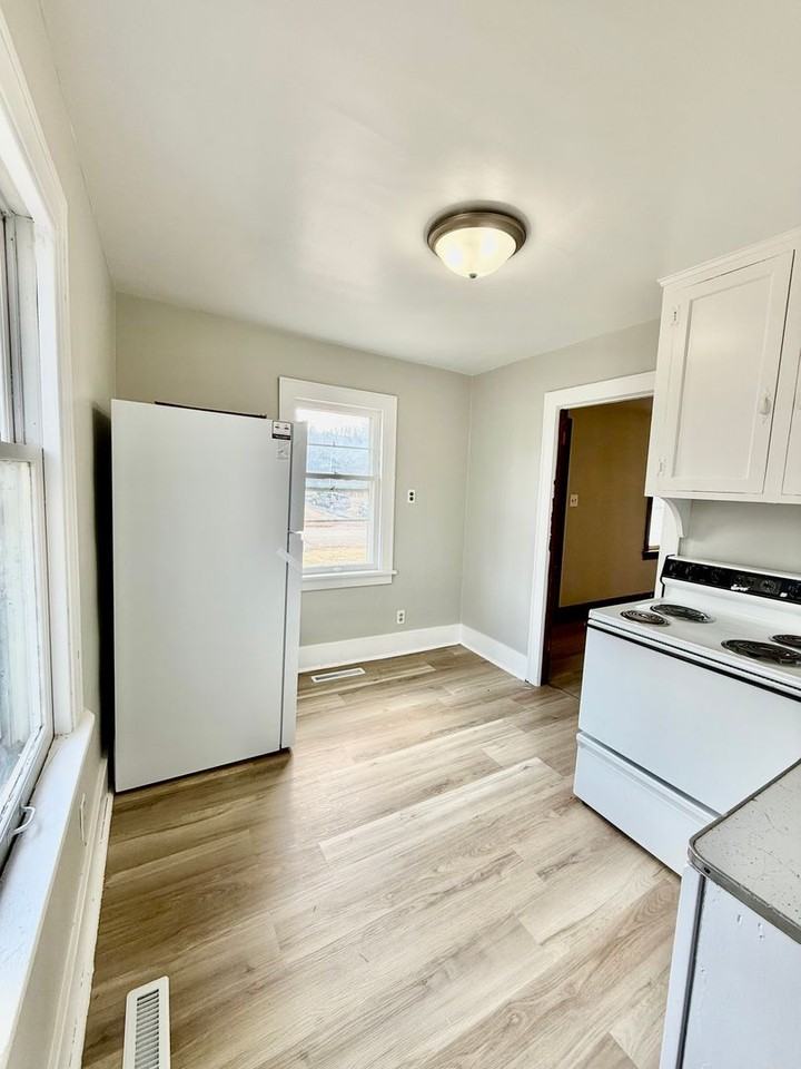 1033 2nd St Se - Photo 3 of 8