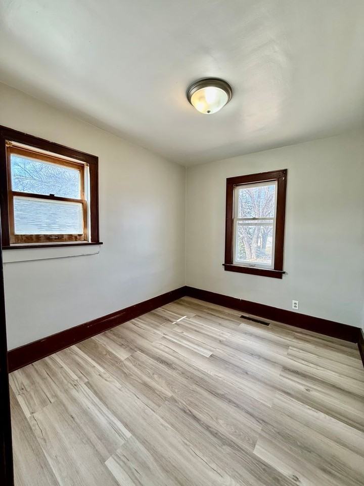 1033 2nd St Se - Photo 5 of 8