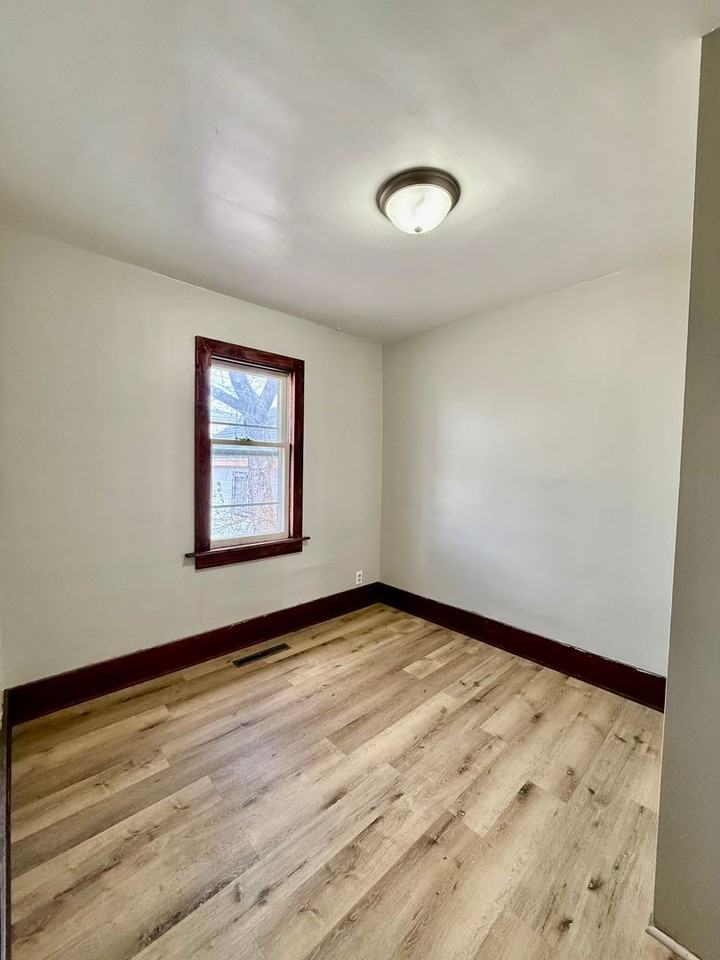 1033 2nd St Se - Photo 6 of 8