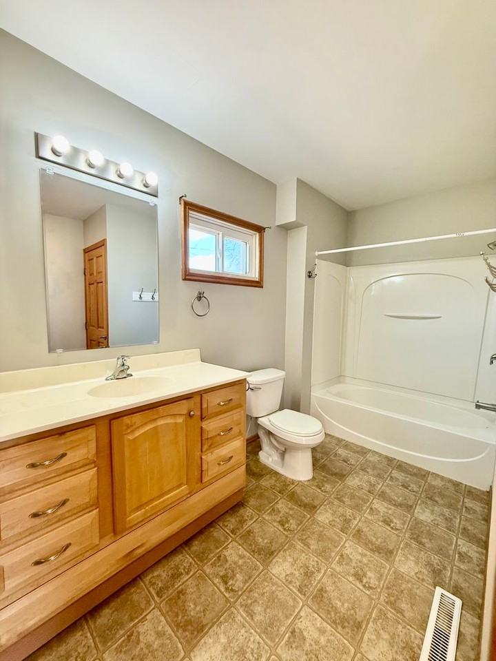 415 7th Ave Ne - Photo 2 of 13