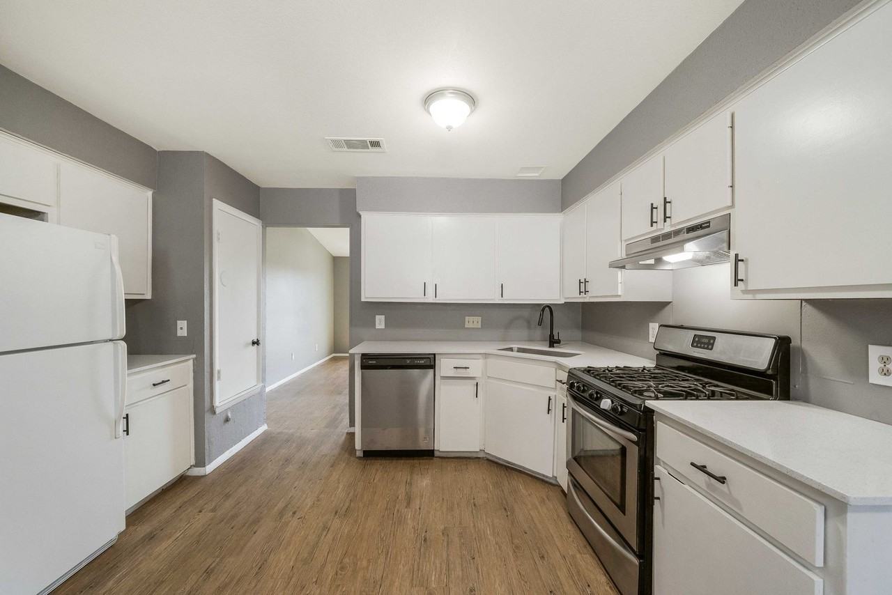 4900 E Stassney Ln - Photo 2 of 26