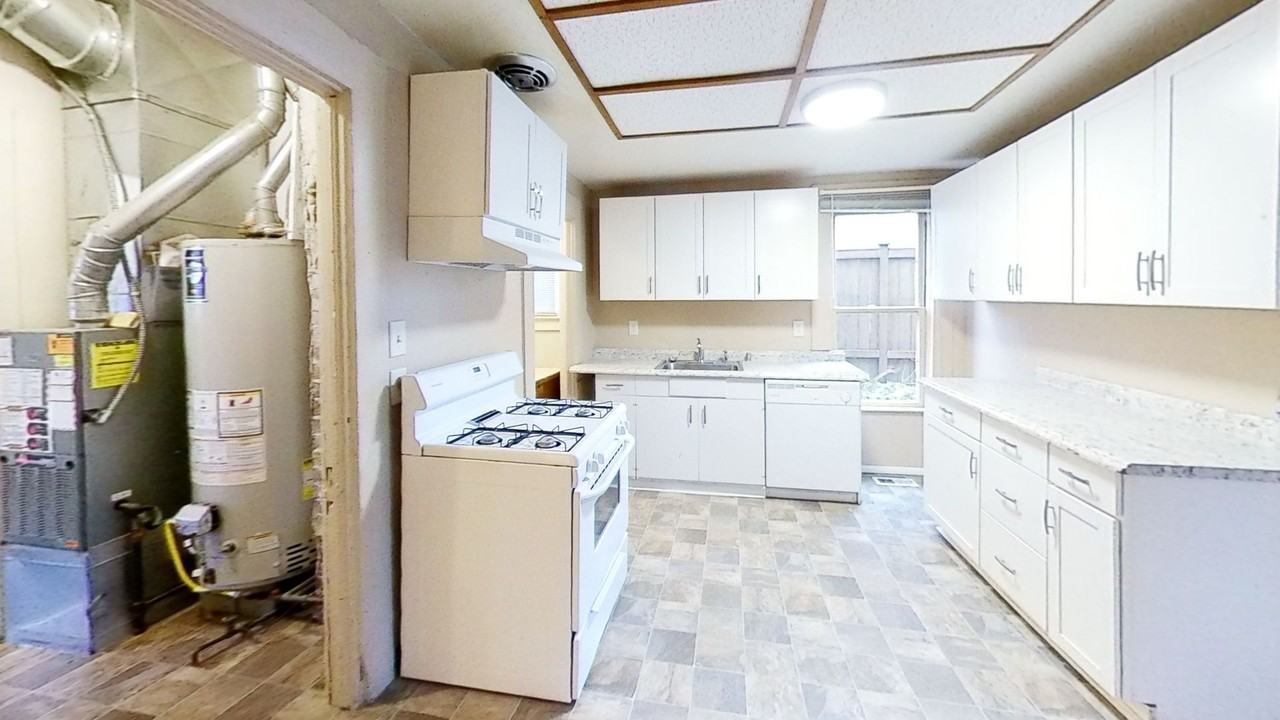 412 Lakeway Dr - Photo 2 of 15