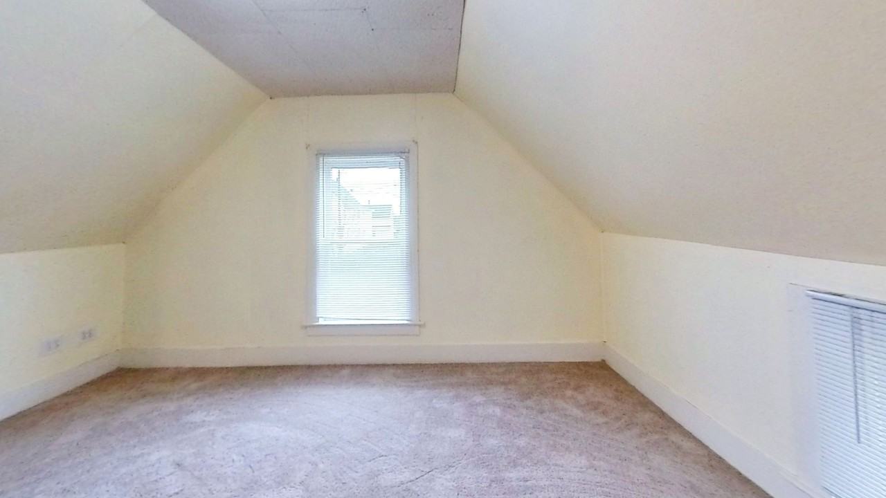 412 Lakeway Dr - Photo 5 of 8