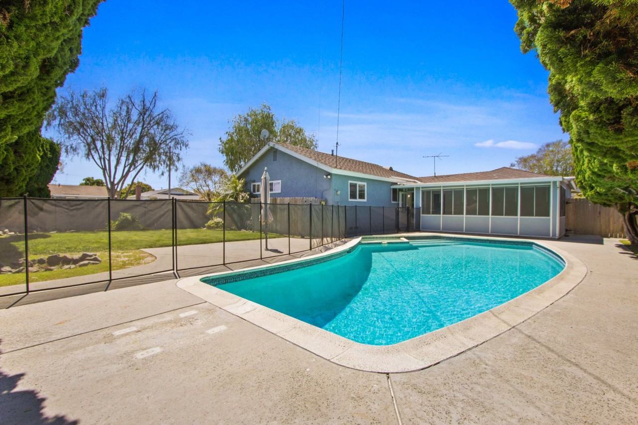 16572 Tripp Cir - Photo 2 of 11