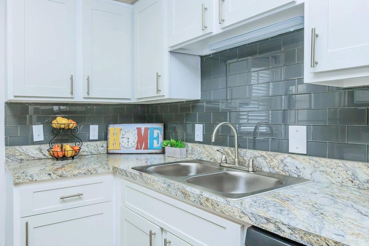 15215 Livingston Ave - Photo 7 of 21