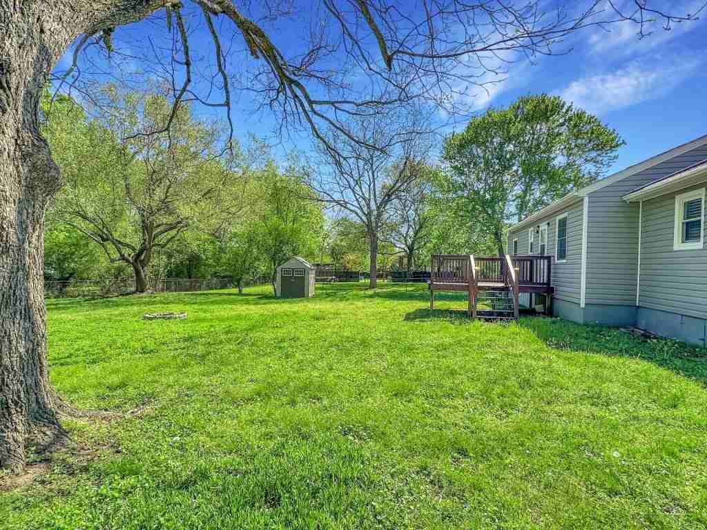 709 Veterans Dr - Photo 2 of 16