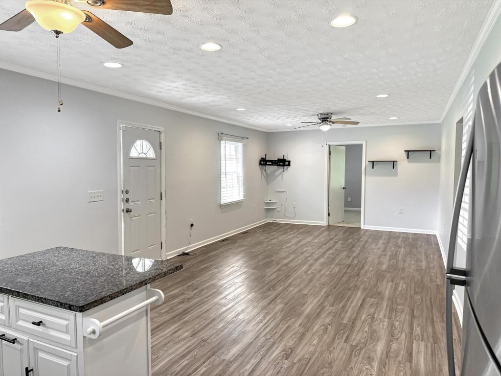 709 Veterans Dr - Photo 3 of 16