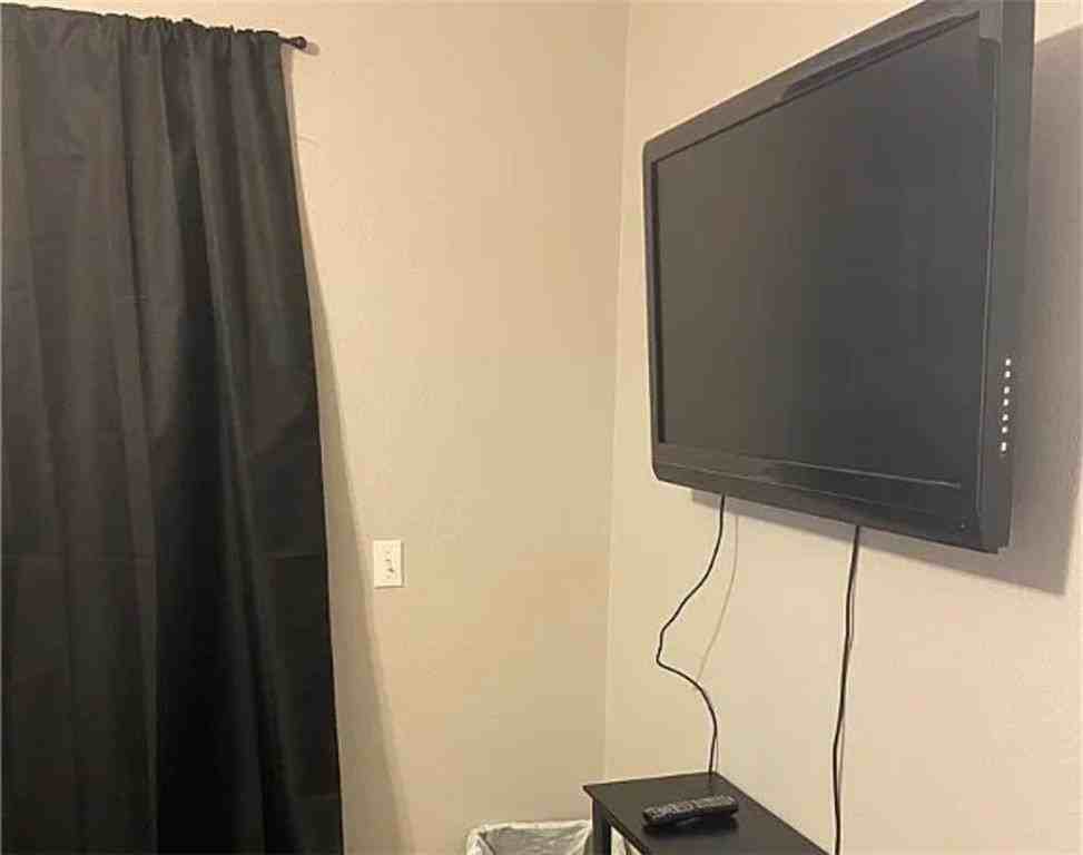 826 W Peachtree Dr #1 - Photo 5 of 14