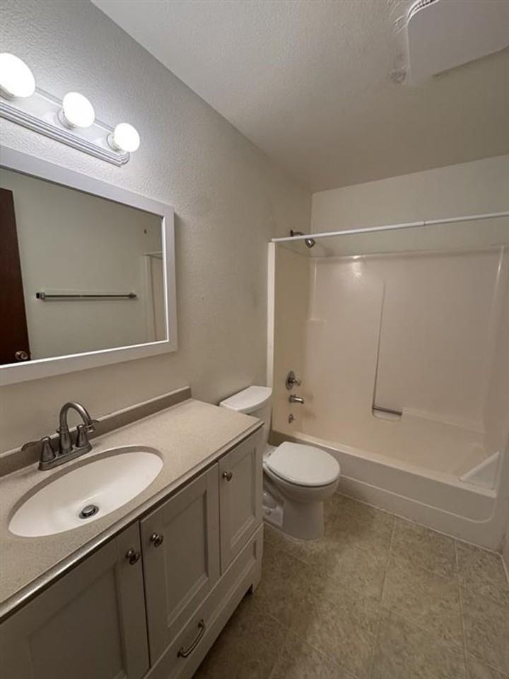 12406 Southwest 14th Street - Photo 4 of 6