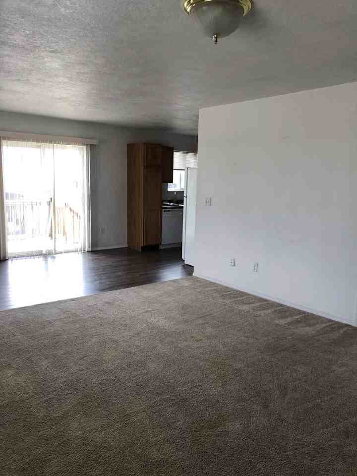 210 9th St - Photo 3 of 6