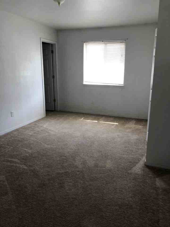 210 9th St - Photo 5 of 6