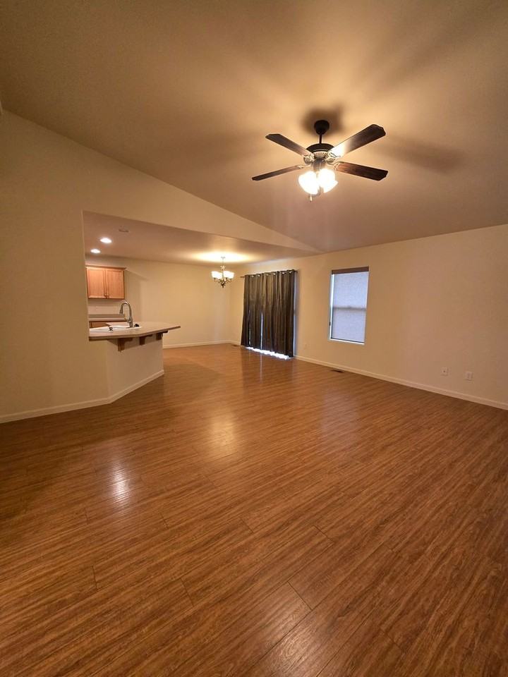 6218 Elena St Ne - Photo 3 of 32
