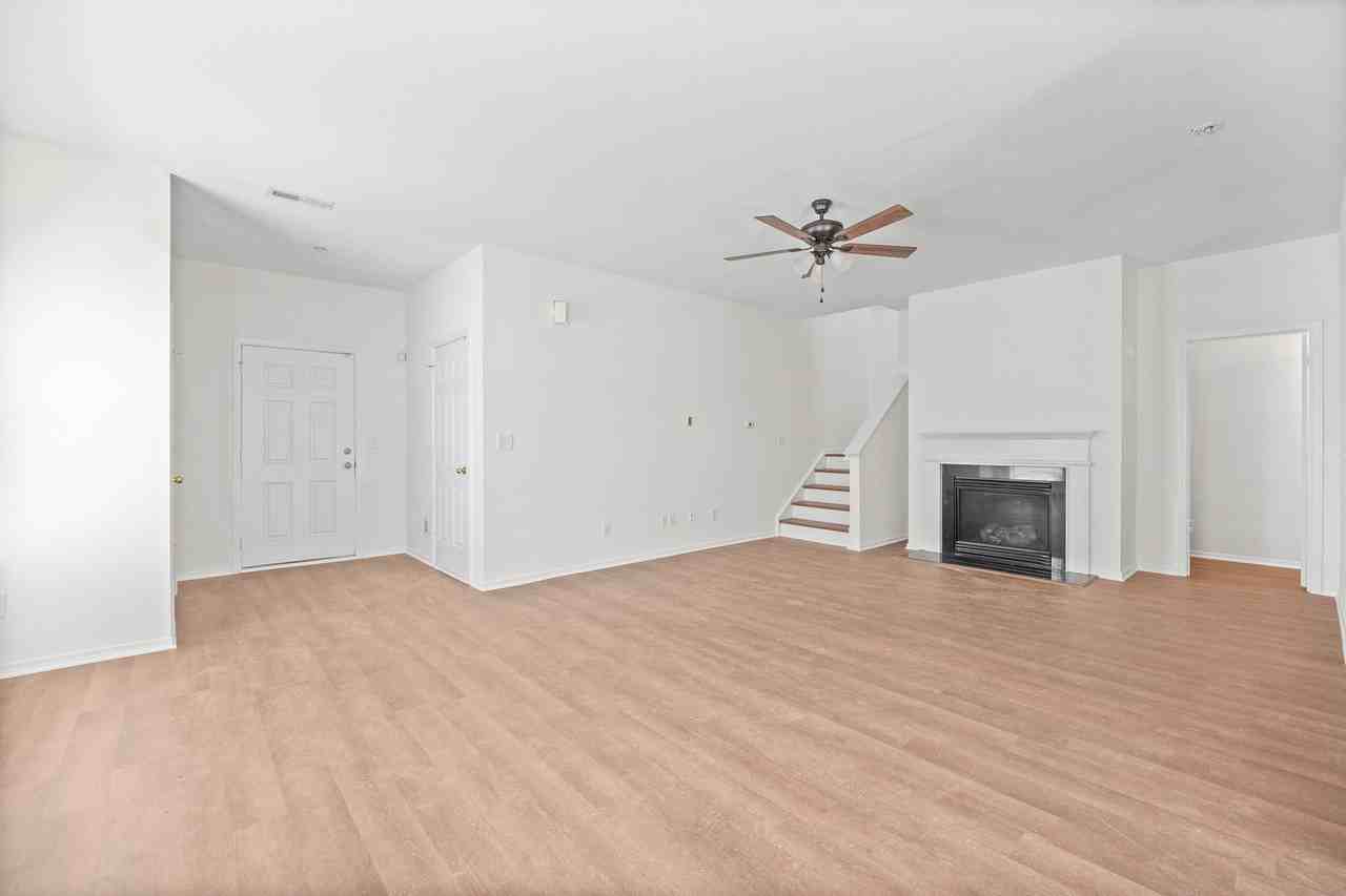 7408 Loyalist St - Photo 3 of 28
