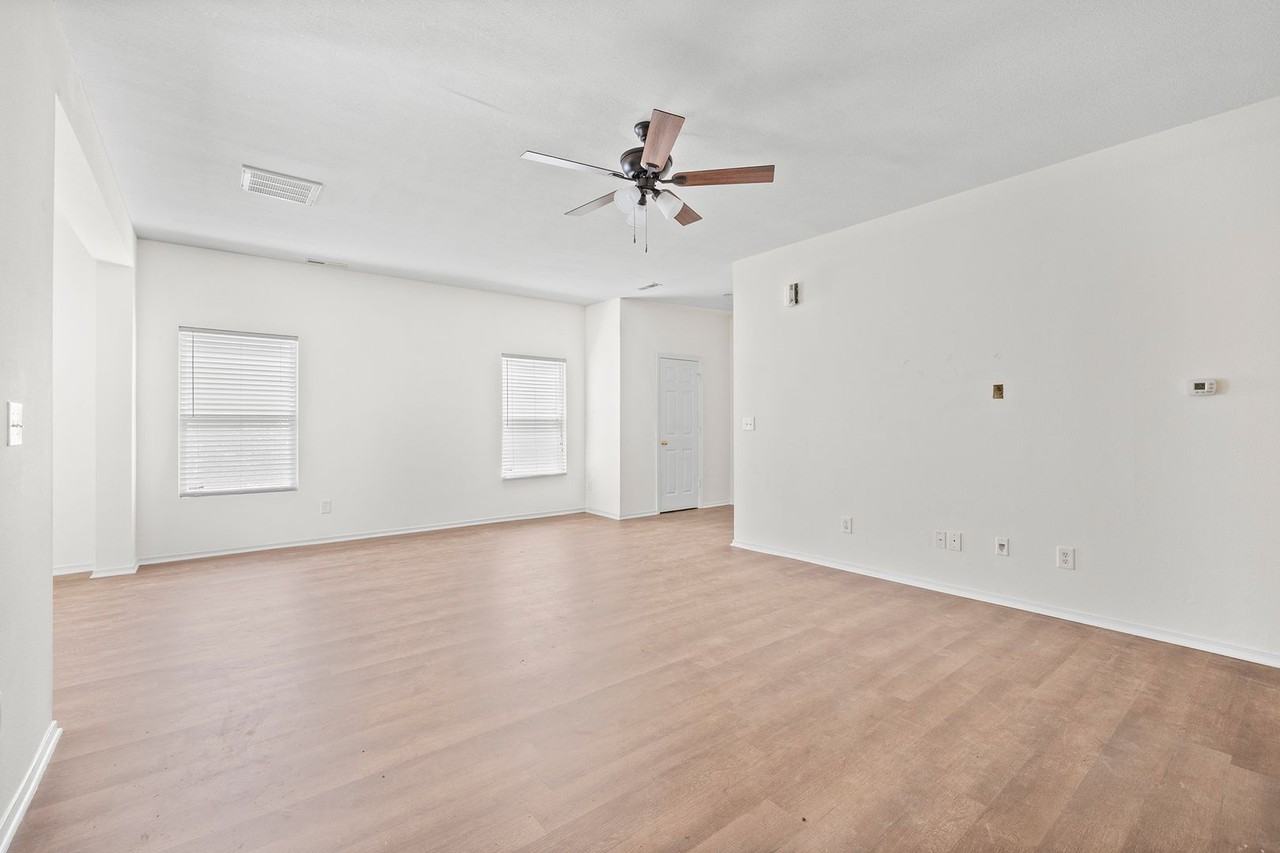 7408 Loyalist St - Photo 4 of 28