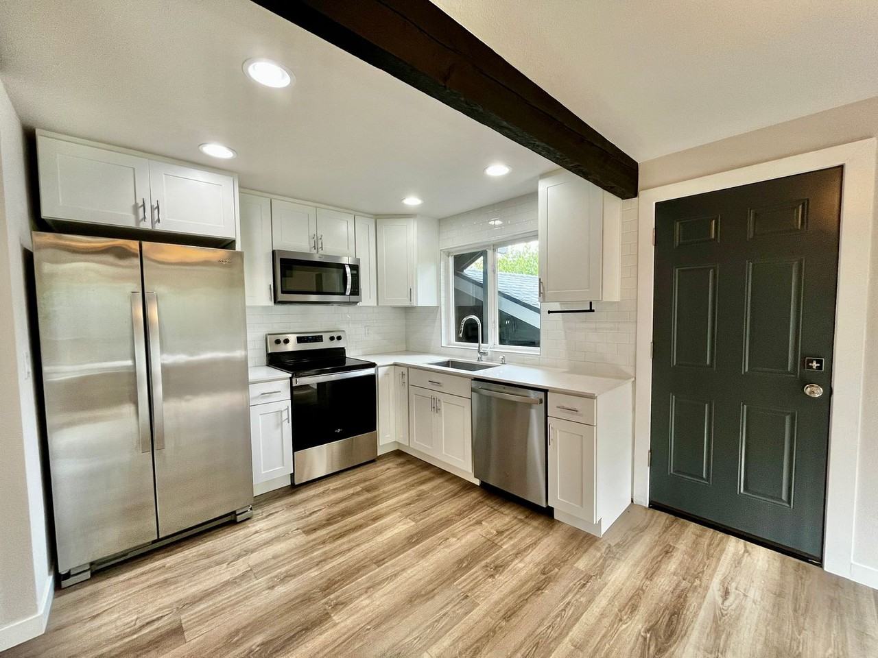 1911 Ne Sylvan Way - Photo 3 of 17