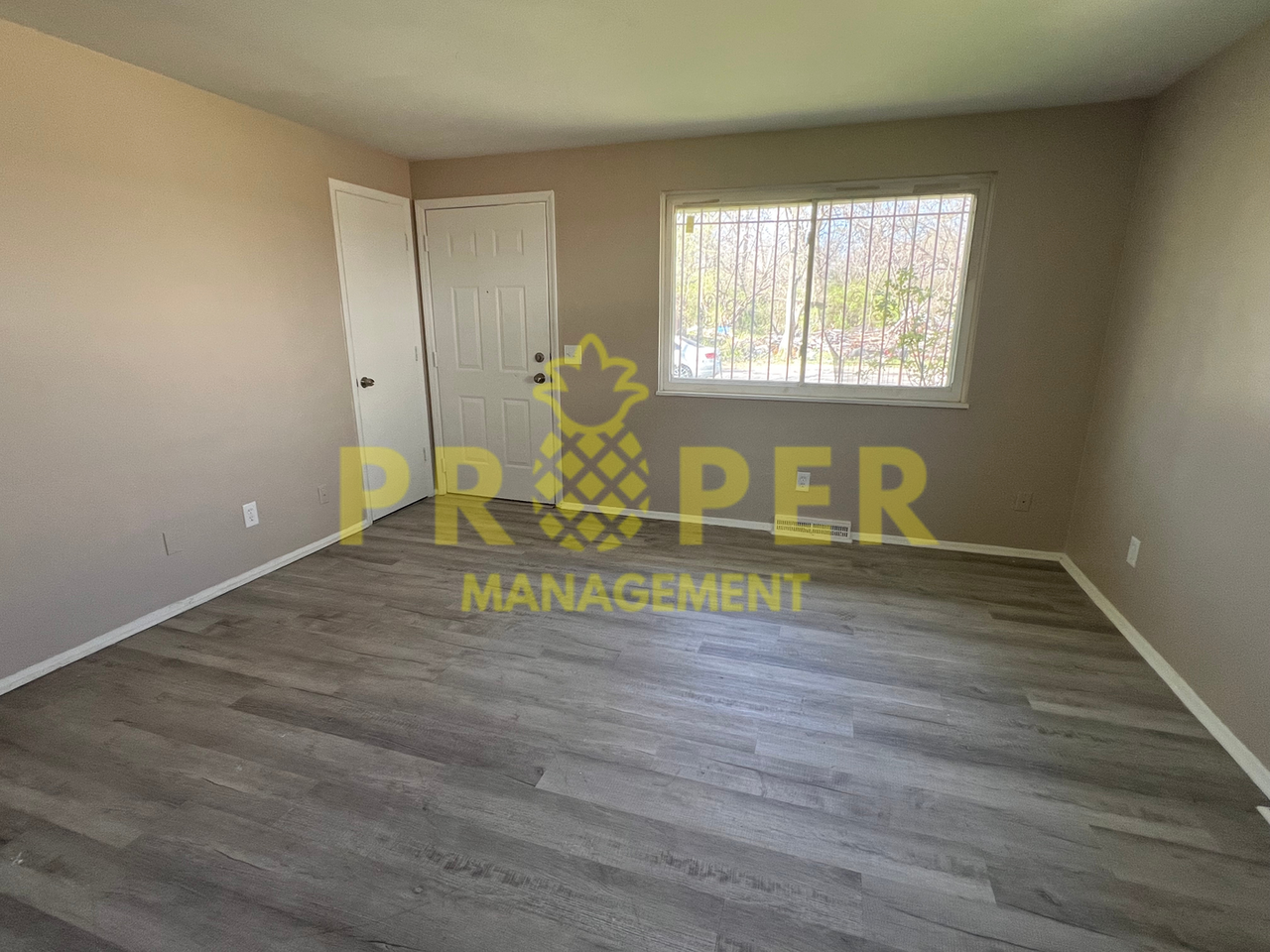 1638 Linnbrook Dr - Photo 2 of 9