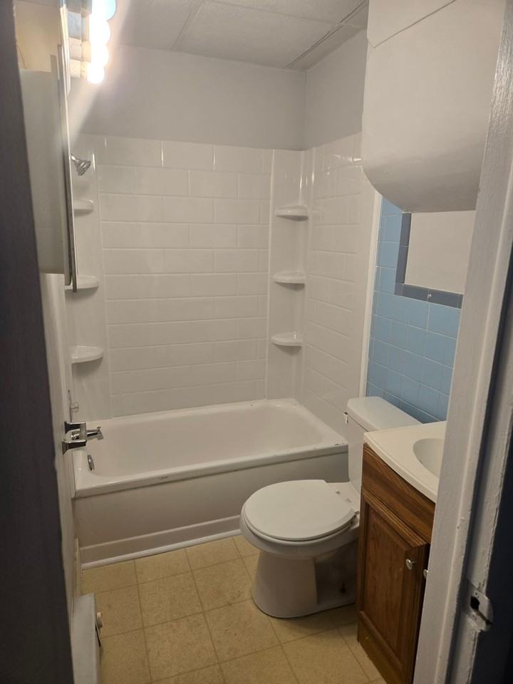 946 W Maple St - Photo 3 of 11