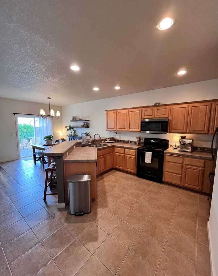 33943 Rolling Hills Dr - Photo 2 of 12