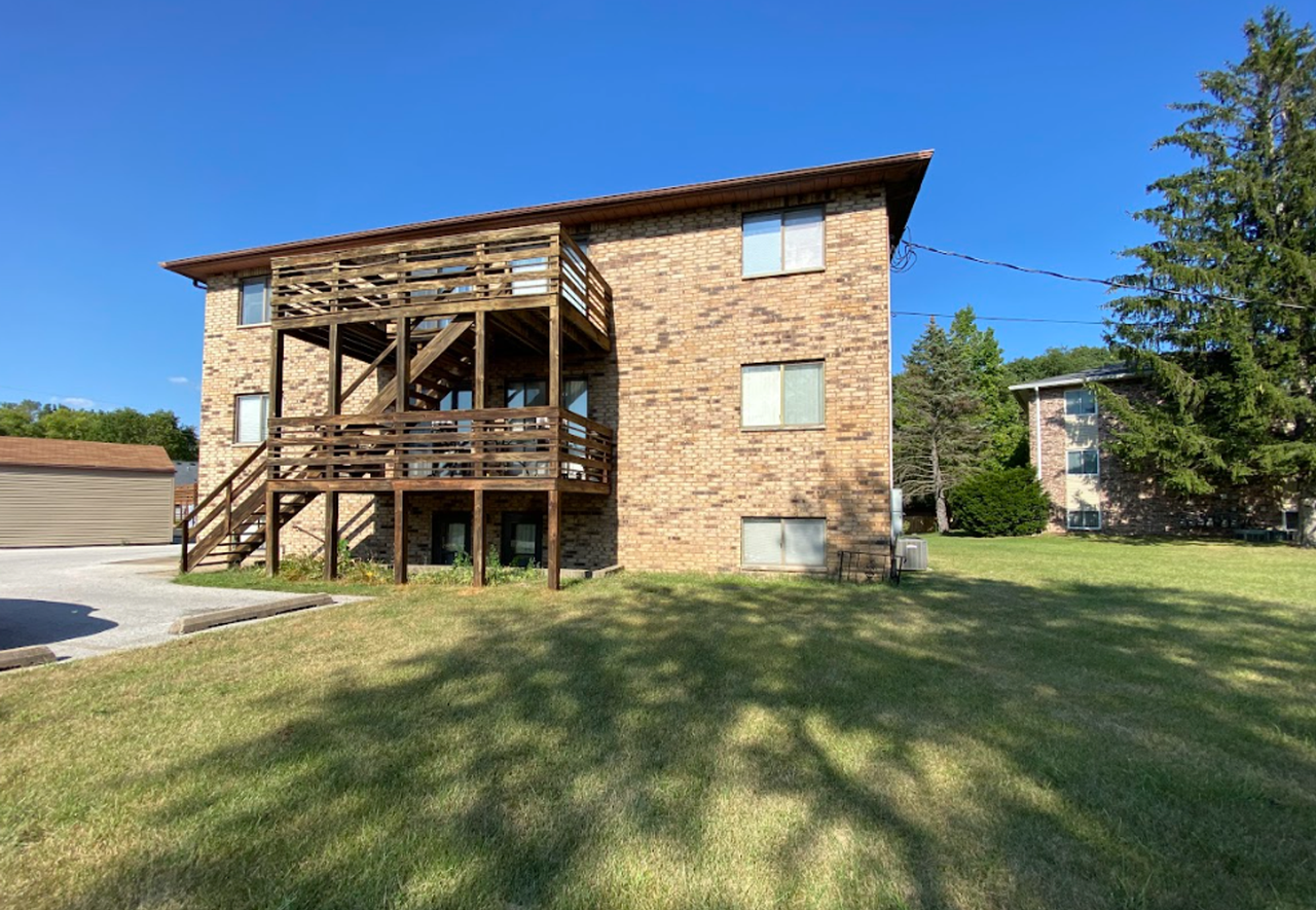 1106 8th St Ct - Silvis, IL - Photo 2 of 21