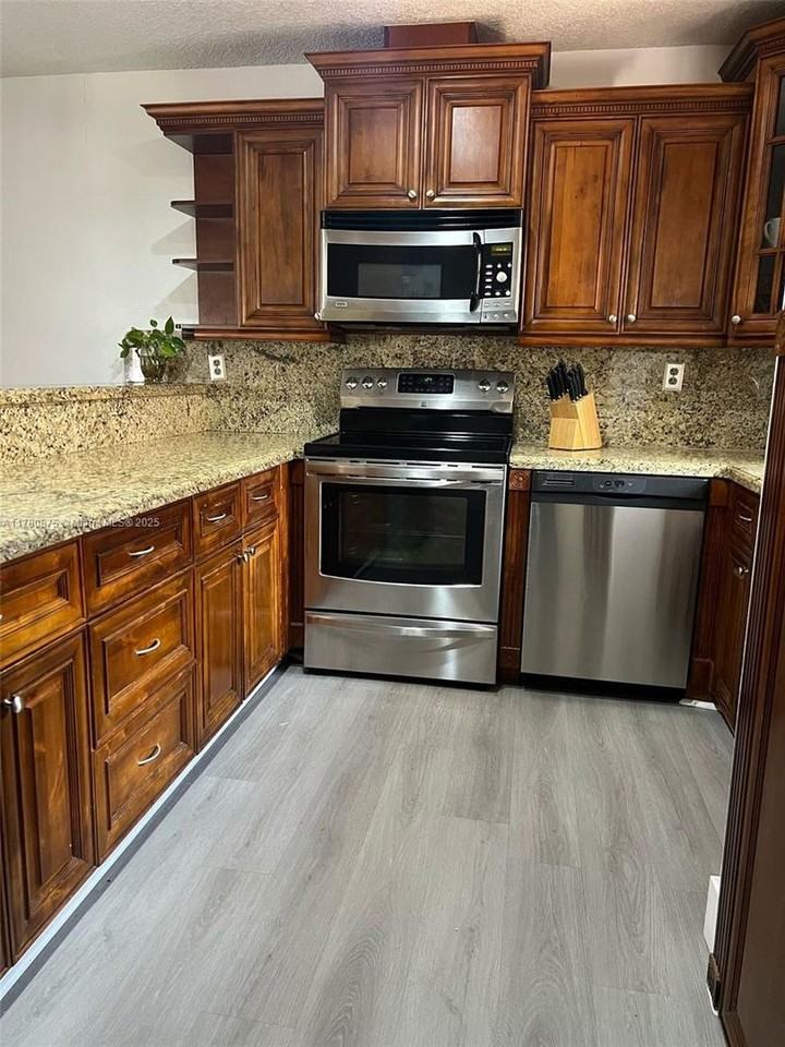 921 Nw 133rd Ave - Photo 2 of 14