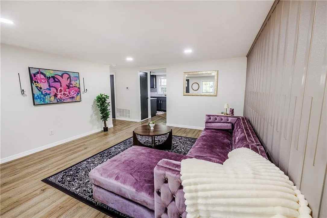 1363 W Hendrix St #NA - Photo 3 of 27