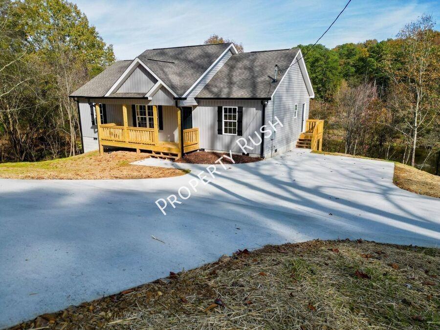 2221 Eaton Dr Se - Photo 2 of 22