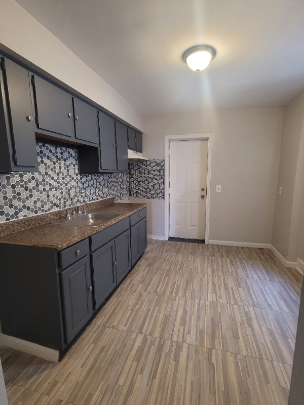 1008 Langham Ave - Photo 3 of 12