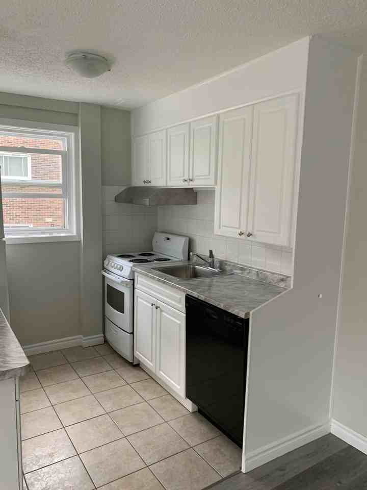 126 Courtland Ave E - Photo 3 of 11